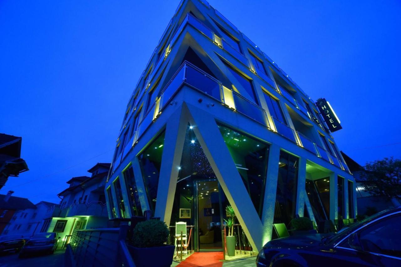 Hotel Palace Велика Кладуша Екстериор снимка