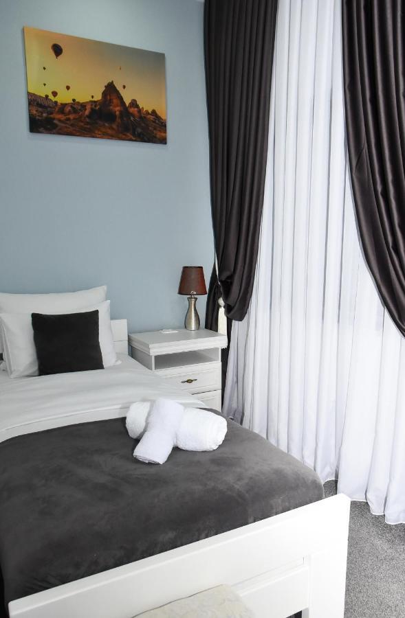 Hotel Palace Велика Кладуша Екстериор снимка